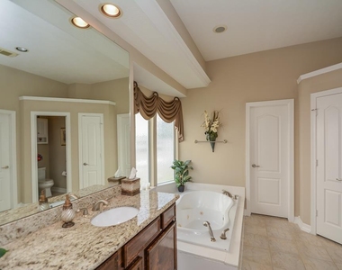 12450 Lago Bend Lane - Photo Thumbnail 14