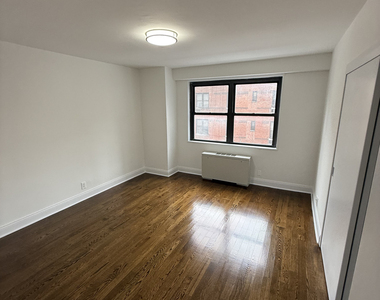 96 5th Avenue - Photo Thumbnail 3