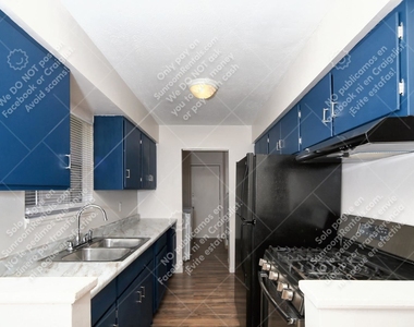 3960 N Butler Ave - Photo Thumbnail 12