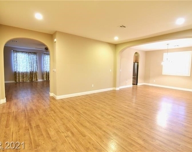 7129 Silver Ridge Peak Street - Photo Thumbnail 4