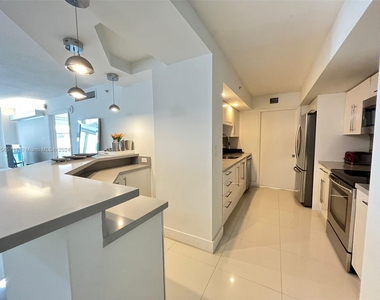 6917 Ne Collins Ave - Photo Thumbnail 4