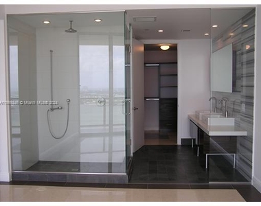 1100 Biscayne Blvd - Photo Thumbnail 1