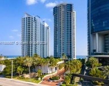 18671 Collins Ave - Photo Thumbnail 3