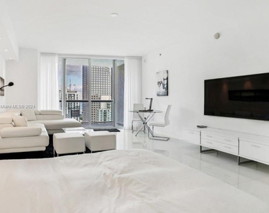 475 Brickell Ave - Photo Thumbnail 3