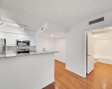 1111 Brickell Bay Dr - Photo Thumbnail 18