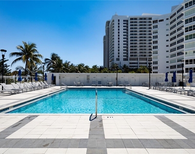 5001 Collins Ave - Photo Thumbnail 4