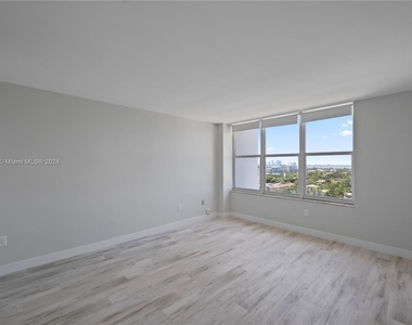 5001 Collins Ave - Photo Thumbnail 24