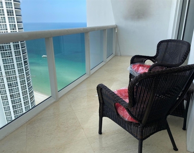 18101 Collins Ave - Photo Thumbnail 4