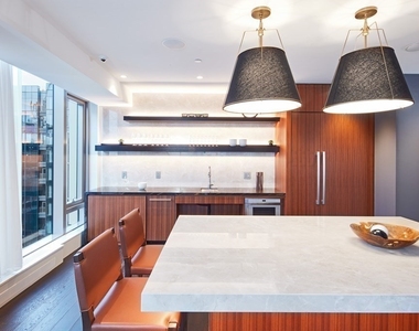 135 Seaport Blvd - Photo Thumbnail 25