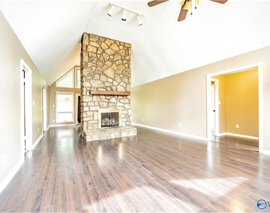 710 Crestview Drive - Photo Thumbnail 4