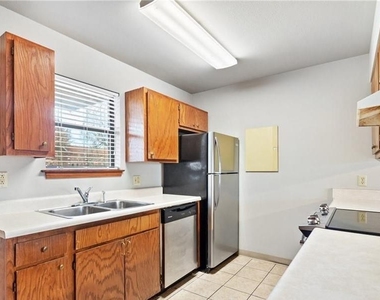 250  N Madison  St Unit #b - Photo Thumbnail 4