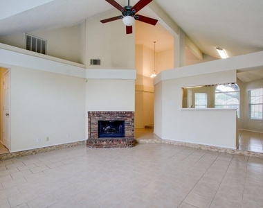 2104 Regency Drive - Photo Thumbnail 8