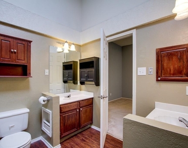 2104 Regency Drive - Photo Thumbnail 21