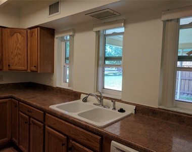 526 Suwanee Circle - Photo Thumbnail 7