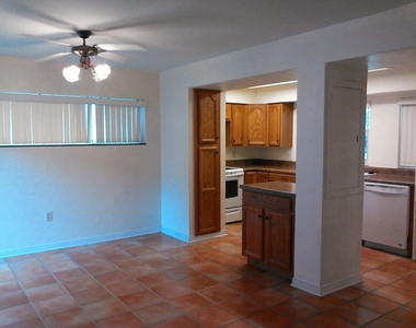 526 Suwanee Circle - Photo Thumbnail 5