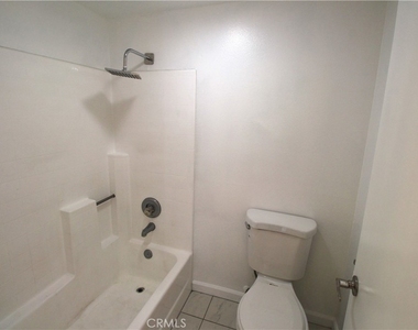 415 W Stocker Street - Photo Thumbnail 12