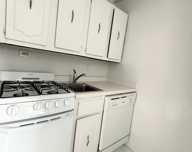 East 38 Street - Photo Thumbnail 5