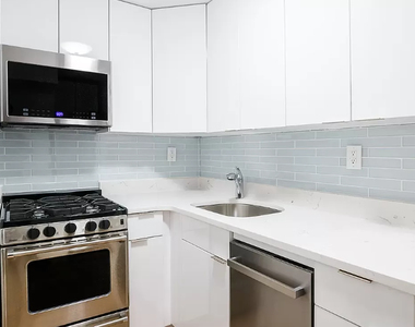 East 44 Street - Photo Thumbnail 6