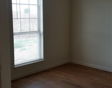 1311 W Pointe Pl - Photo Thumbnail 7