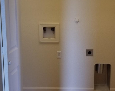 1311 W Pointe Pl - Photo Thumbnail 5