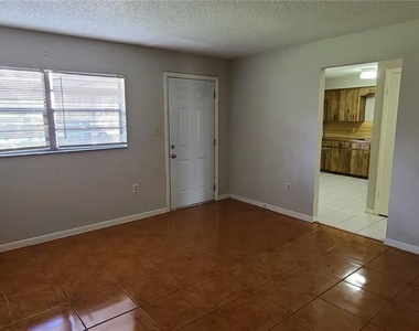 726 W Alamo Drive - Photo Thumbnail 3