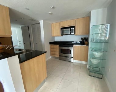 7600 Collins Ave - Photo Thumbnail 3