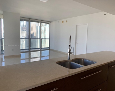 475 Brickell Ave - Photo Thumbnail 1