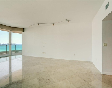 5025 Collins Ave - Photo Thumbnail 7