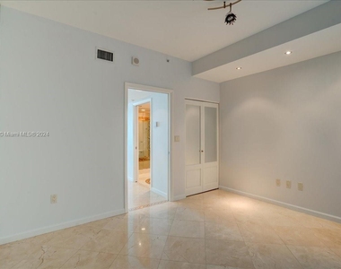 5025 Collins Ave - Photo Thumbnail 31