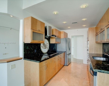 5025 Collins Ave - Photo Thumbnail 12