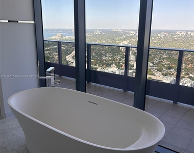 1000 Brickell Plz - Photo Thumbnail 17