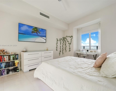 1100 Biscayne Blvd - Photo Thumbnail 1