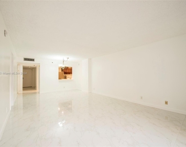 2625 Collins Ave - Photo Thumbnail 22