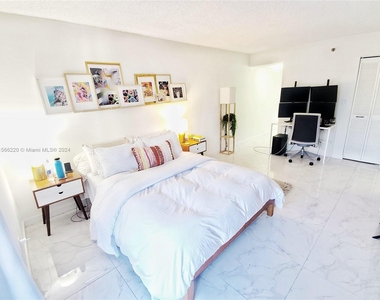 2625 Collins Ave - Photo Thumbnail 25