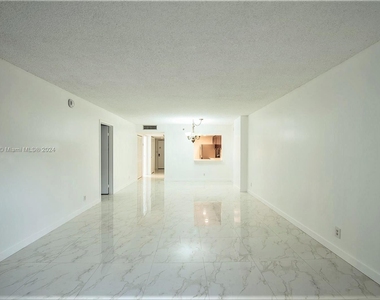 2625 Collins Ave - Photo Thumbnail 23