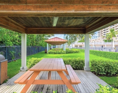 2625 Collins Ave - Photo Thumbnail 46