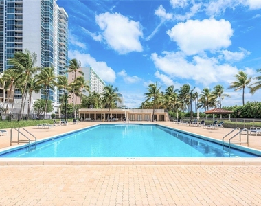 2625 Collins Ave - Photo Thumbnail 5