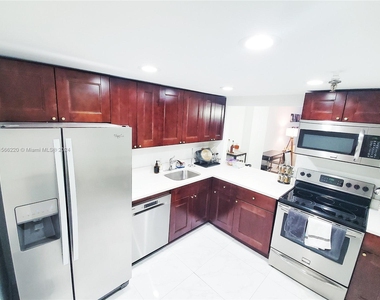 2625 Collins Ave - Photo Thumbnail 13