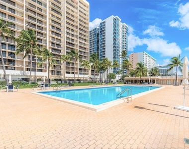 2625 Collins Ave - Photo Thumbnail 39