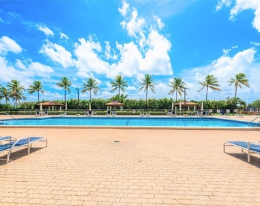 2625 Collins Ave - Photo Thumbnail 42