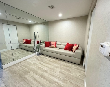 16385 Biscayne Blvd - Photo Thumbnail 12