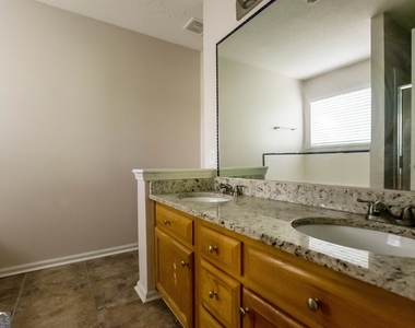 720 White Oak Court - Photo Thumbnail 9