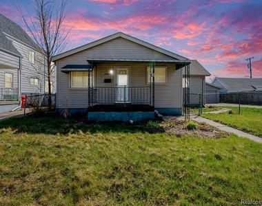 22806 Shakespeare Avenue - Photo Thumbnail 0