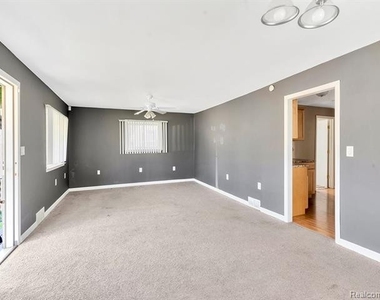 22806 Shakespeare Avenue - Photo Thumbnail 15