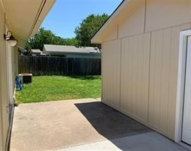 918 Meadow Mead Drive - Photo Thumbnail 4