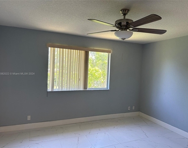 7653 Tamarac Island Cir - Photo Thumbnail 18