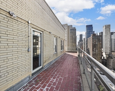 East 57th Street - Photo Thumbnail 5