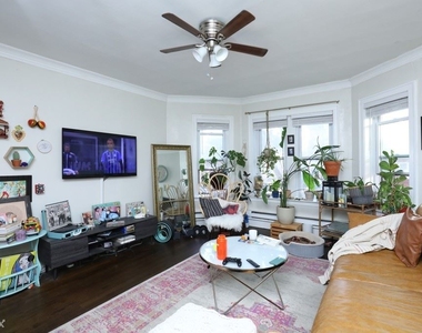 3815 N. Greenview, Unit W-7 - Photo Thumbnail 8