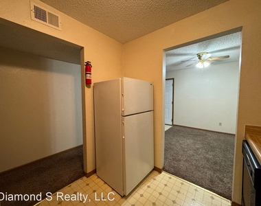 2940 N East Ave - Photo Thumbnail 10