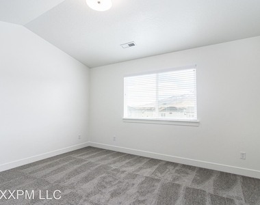 1777 W Newcastle Ln #132 - Photo Thumbnail 14